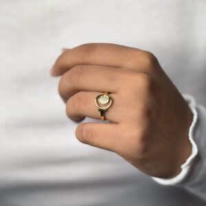 v stone ring
