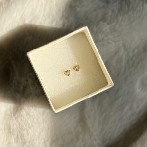 trinkets heart stud earrings
